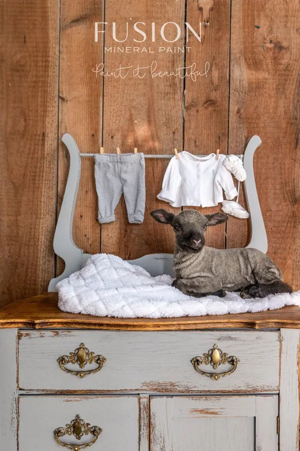 Fusion Mineral Paint Little Lamb Möbelfarbe Grau matt
