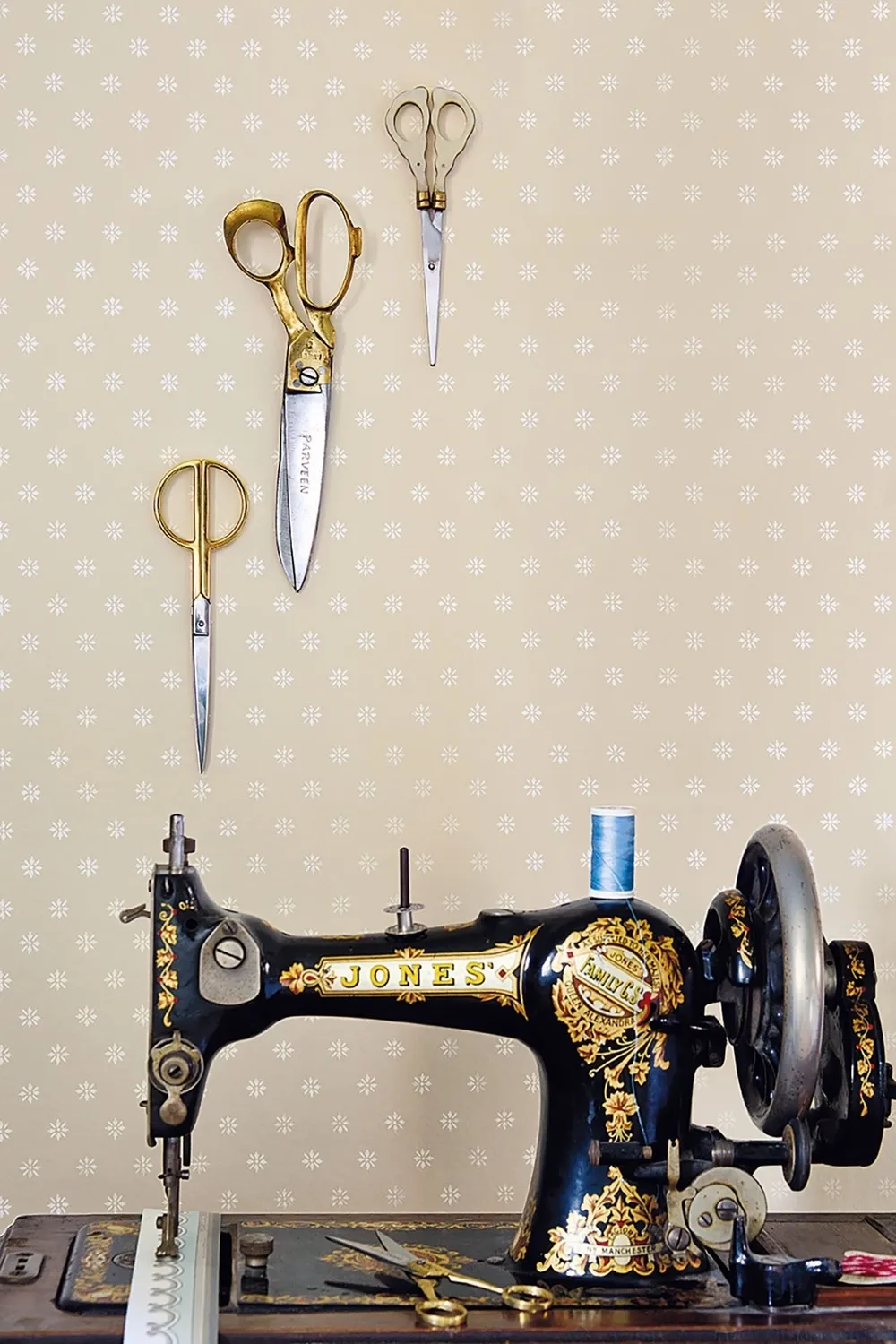 Cole & Son Victorian Star Tapete Sternmuster
